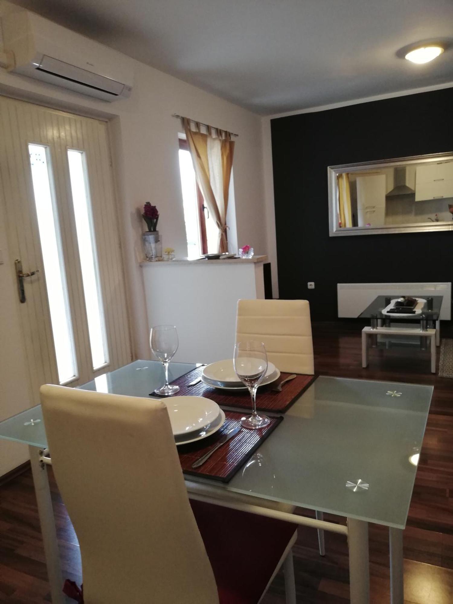Apartments Poretti For 2,In Center Parking Free In The Yard,6 Min Beach Walk Rovinj Exteriör bild
