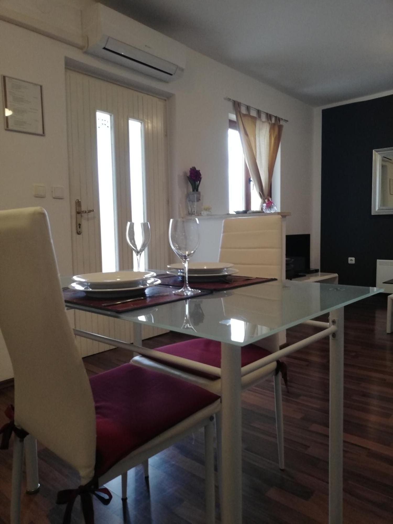 Apartments Poretti For 2,In Center Parking Free In The Yard,6 Min Beach Walk Rovinj Exteriör bild