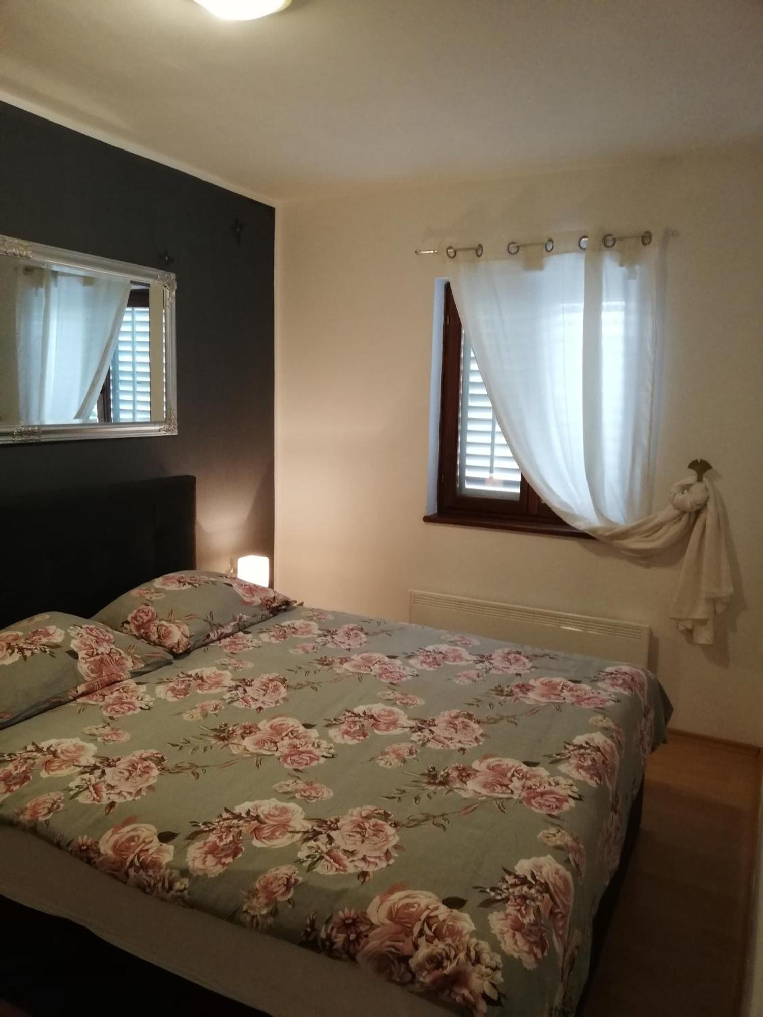 Apartments Poretti For 2,In Center Parking Free In The Yard,6 Min Beach Walk Rovinj Exteriör bild